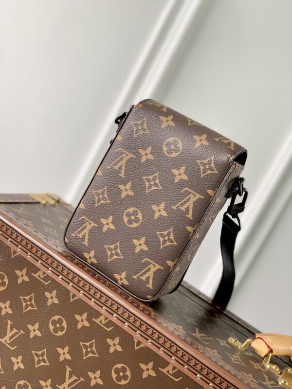 Replica Louis Vuitton S-LOCK VERTICAL WEARABLE WALLET LV M81522 7