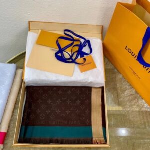 Replica Louis Vuitton On The Edge Monogram Shawl M76465 2