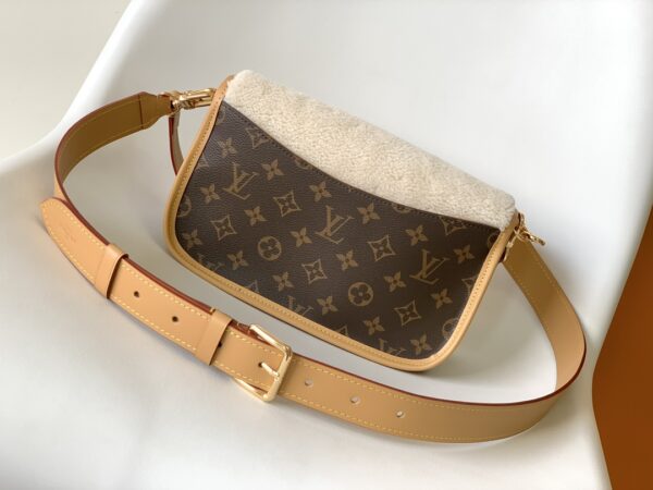 Replica Louis Vuitton LV DIANE Bag M46317 6