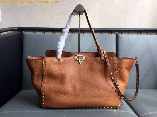 Replica Valentino Rockstud Medium Tote In Brown Grained Leather 19