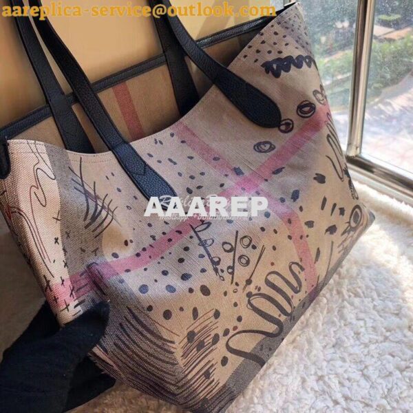 Replica Burberry The Medium Reversible Doodle Tote Classic Check 5