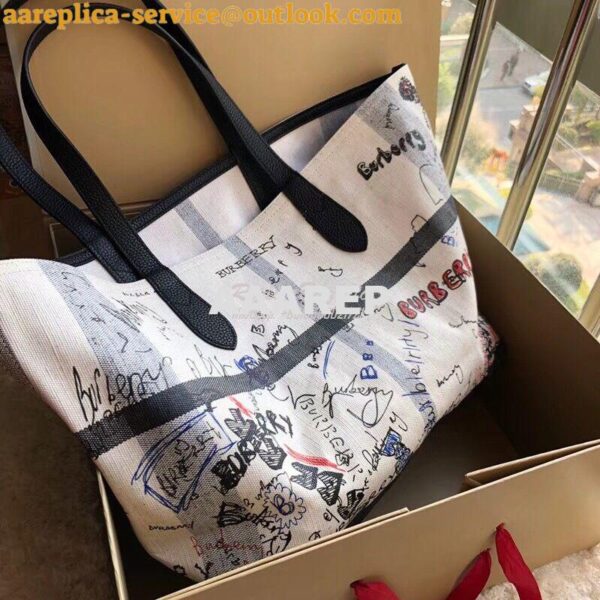 Replica Burberry The Medium Reversible Doodle Tote White Black 5