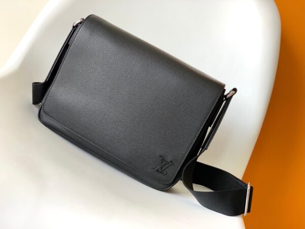 Replica Louis Vuitton DISTRICT PM LV M30850 2