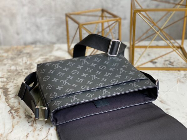 Replica Louis Vuitton DISTRICT PM LV M45272 6