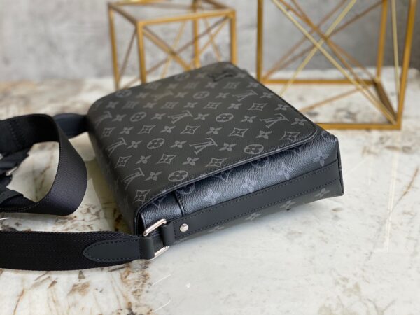 Replica Louis Vuitton DISTRICT PM LV M45272 10