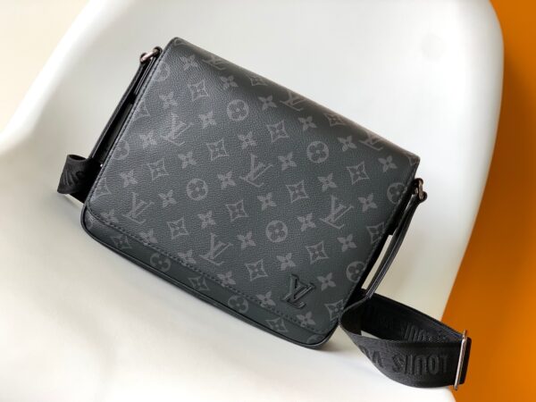 Replica Louis Vuitton DISTRICT PM LV M46255 4