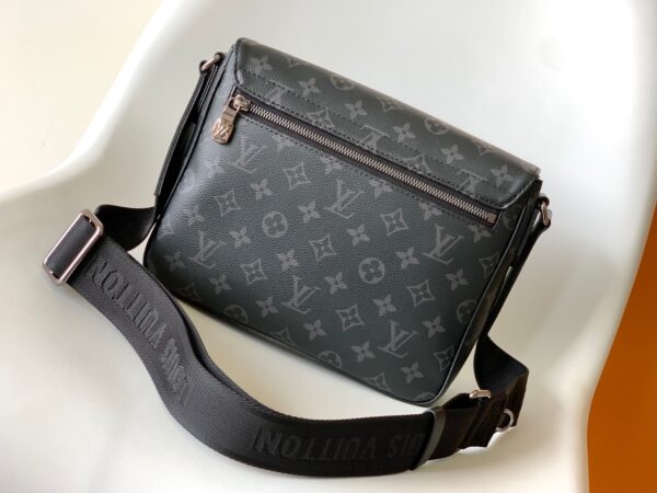 Replica Louis Vuitton DISTRICT PM LV M46255 6