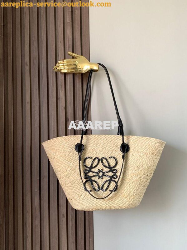 Replica Loewe Anagram Basket bag in Iraca Palm and Black Calfskin A223 4