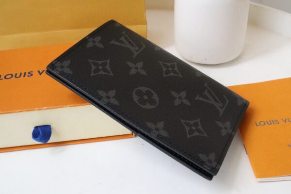 Replica Louis Vuitton PASSPORT COVER WALLET LV M64501 7