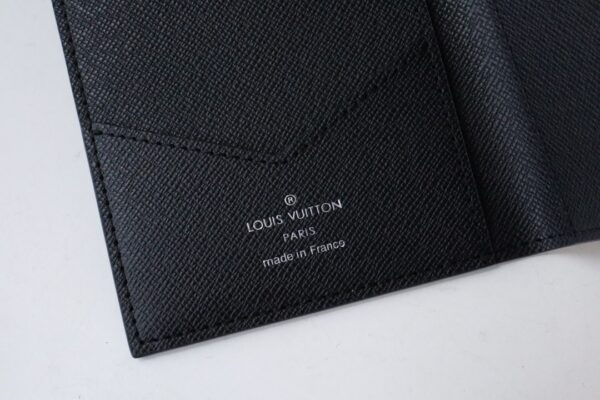 Replica Louis Vuitton PASSPORT COVER WALLET LV M64501 10